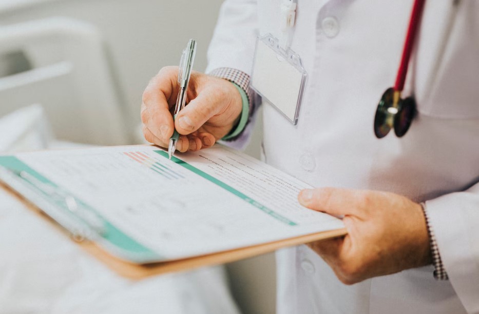 Servidora é suspeita de vender atestados médicos falsos