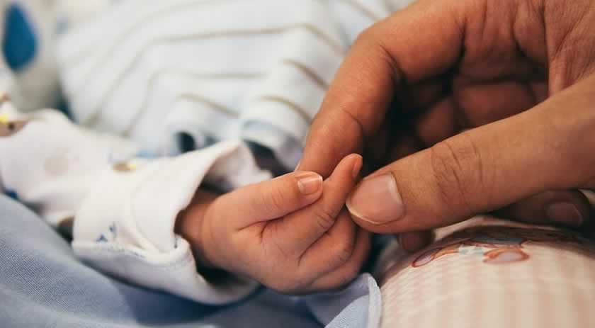 Casal de mulheres conquista direito de registrar criança com o nome de ambas as mães em SC