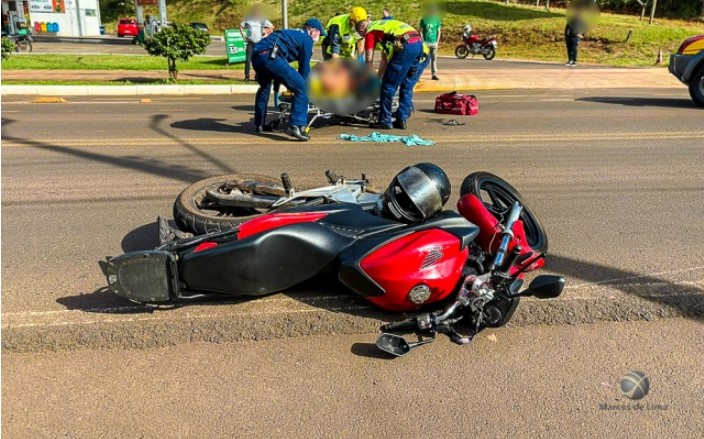 Colisão entre picape e moto na Waldemar Rangrab deixa dois feridos
