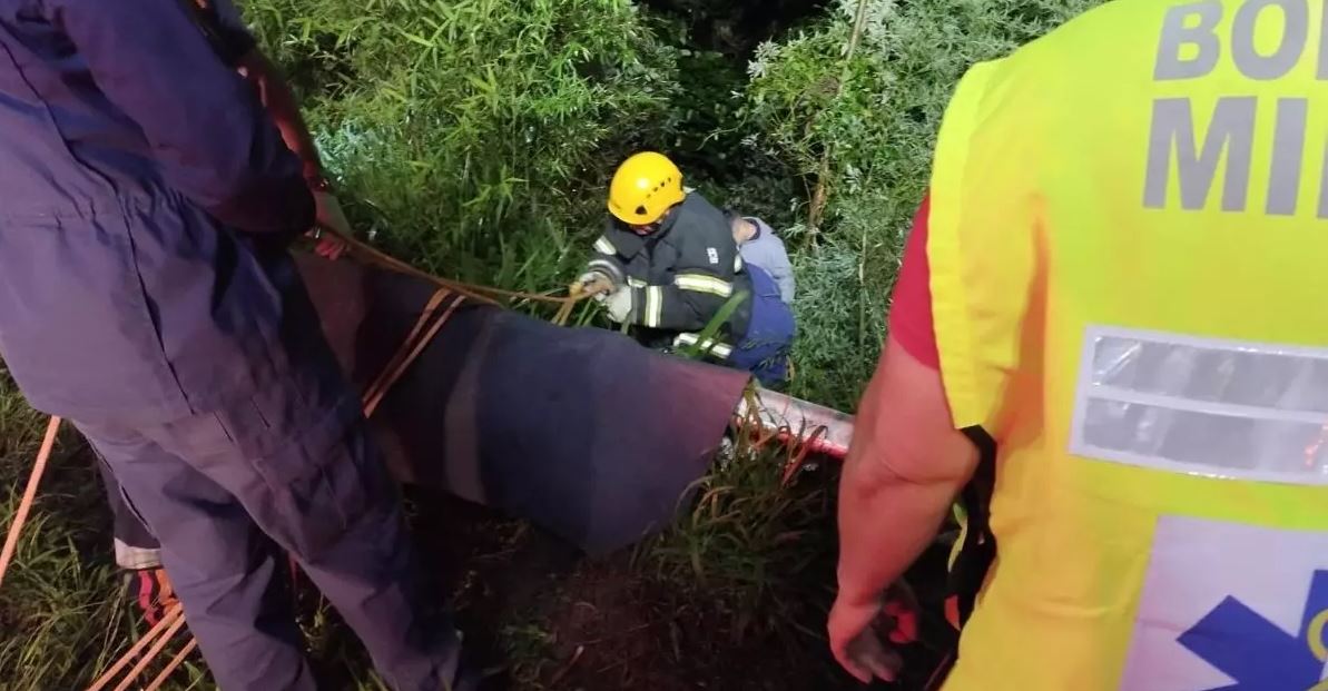 Caminhonete sai da pista, cai em ribanceira e duas pessoas ficam encarceradas na BR-101