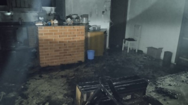 Homem coloca fogo na própria casa após improvisar ‘lamparina’ em SC