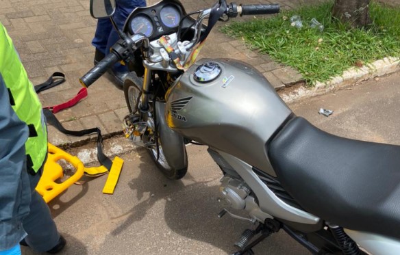 Homem fica com o rosto ferido em acidente de trânsito