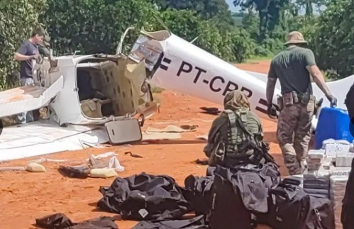 FAB intercepta avião vindo do Paraguai com carga de pasta base de cocaína