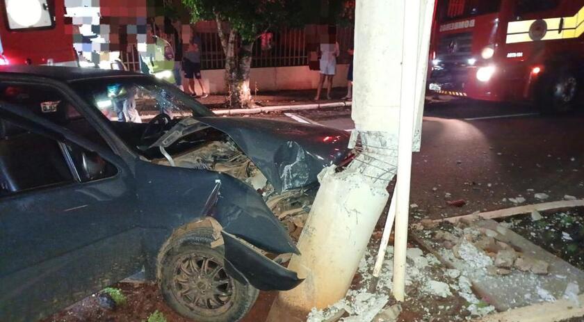Três pessoas vão parar no hospital após veículo se chocar contra poste de energia