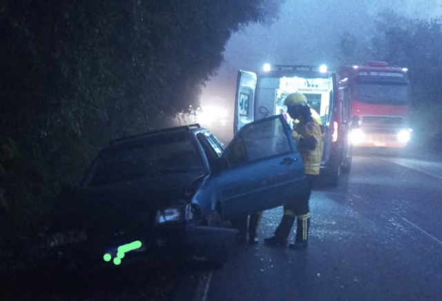 Colisão entre dois carros deixa homem ferido na BR-282