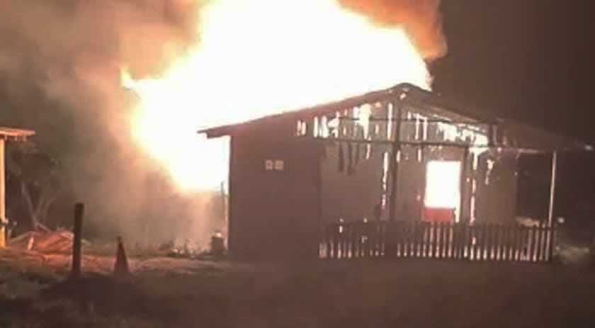Casa desabitada é destruída em incêncio no interior do município