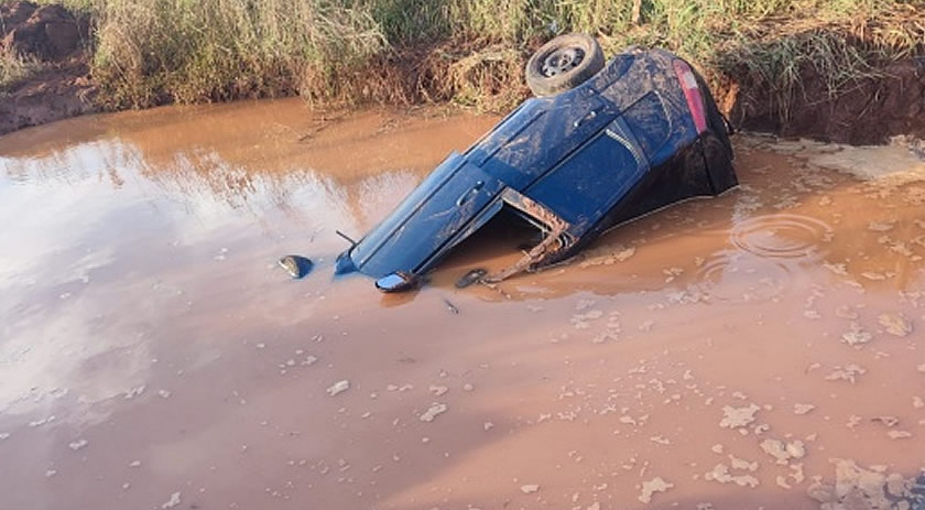 Homem morre e dois ficam feridos após carro cair em reservatório de água