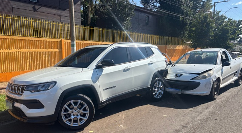 Motorista sofre mal súbito e colide contra carro estacionado