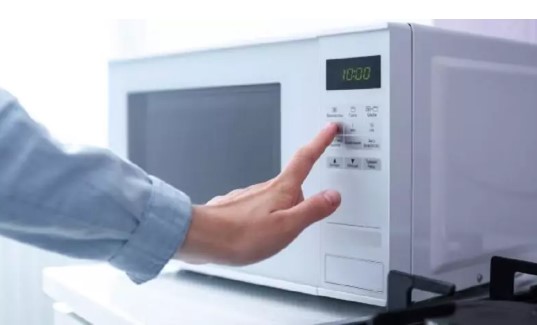 Saiba quais alimentos você nunca deve aquecer no micro-ondas