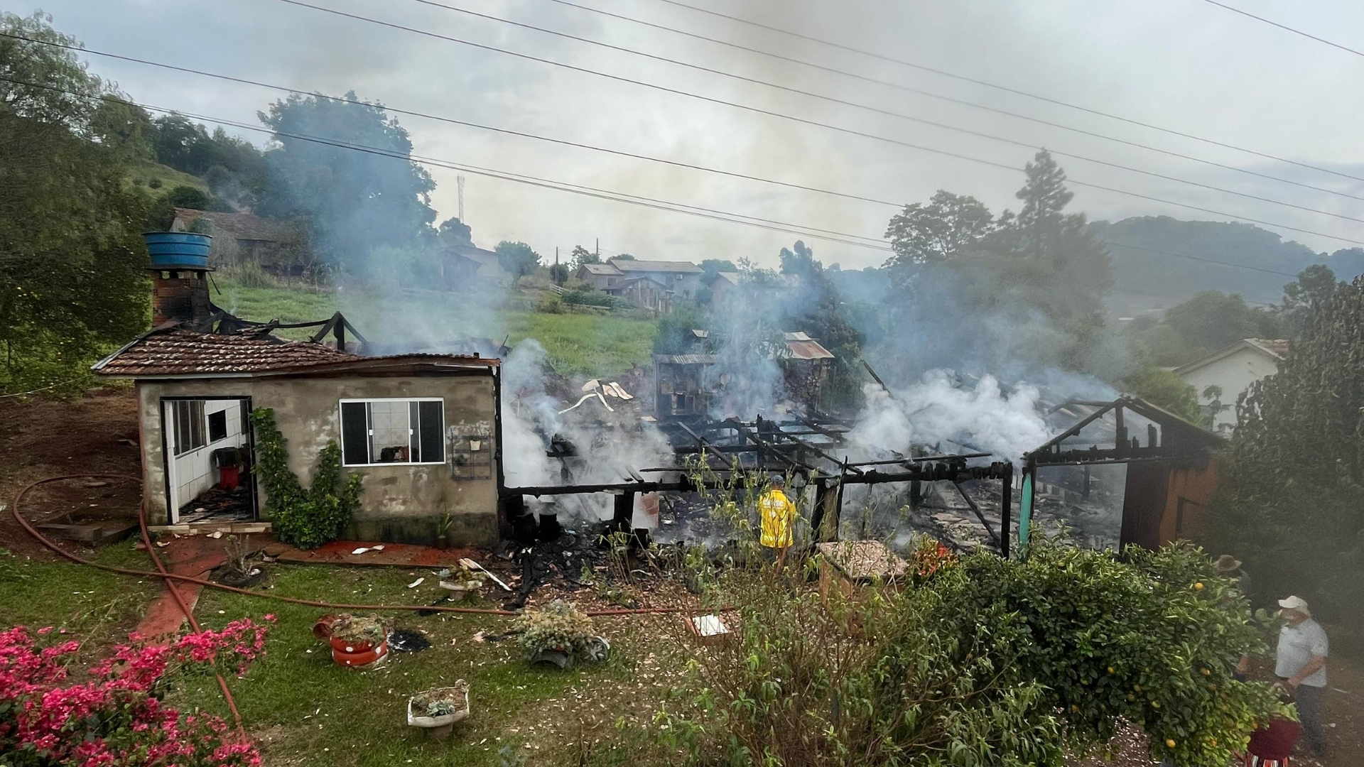 Incêndio de grandes proporções destrói residência unifamiliar no interior