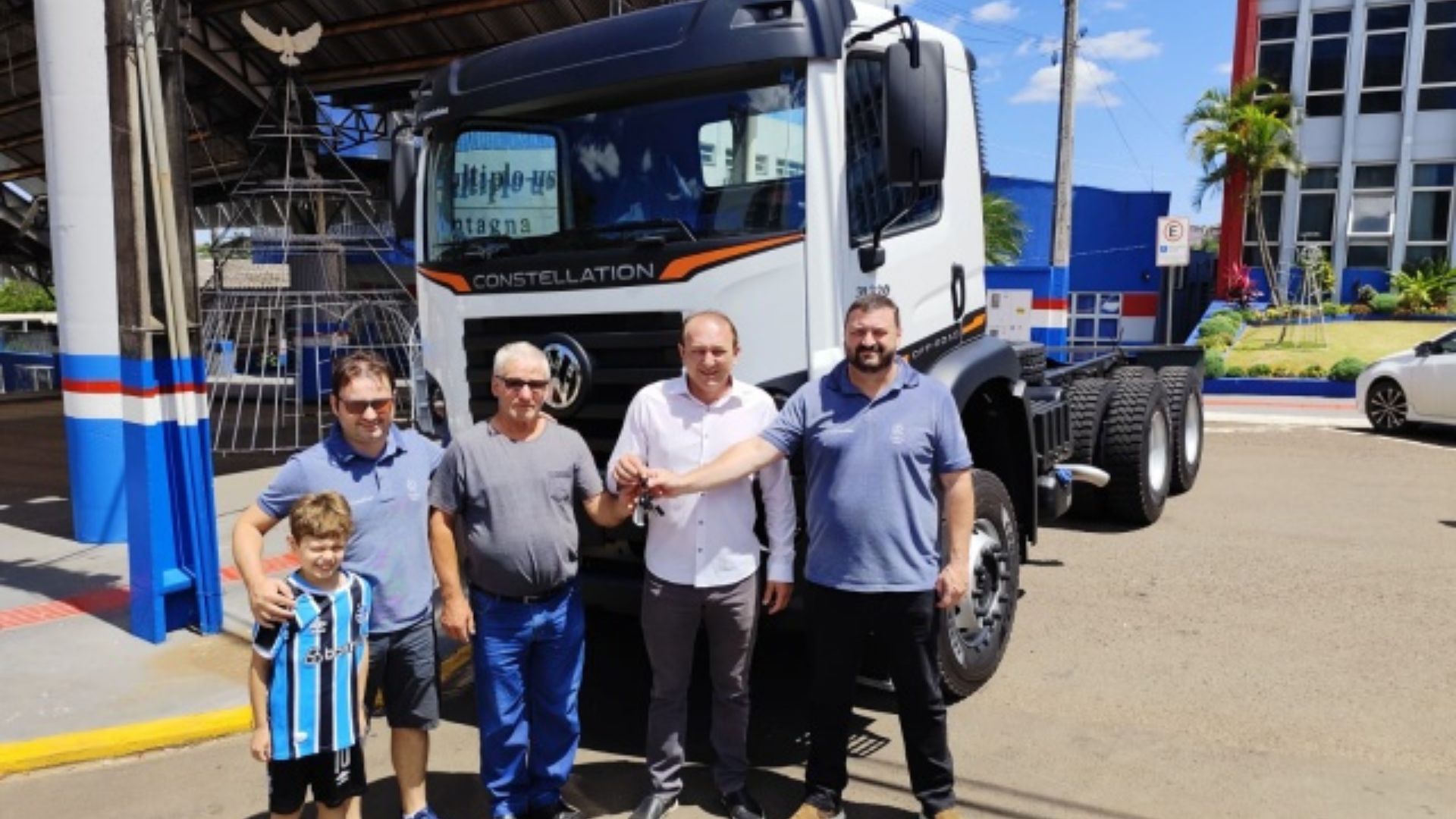 Município recebe retroescavadeira e caminhão novos