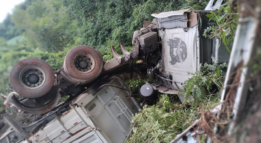 Bitrem capota após acidente com carreta e trator