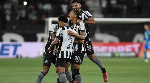 Com golaços de fora da área, Botafogo goleia o Bragantino no Nilton Santos