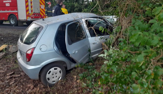 Motorista fica presa nas ferragens em capotamento de veículo na BR-282