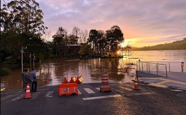 Cheia do Rio Uruguai interrompe travessias de balsas entre SC e RS