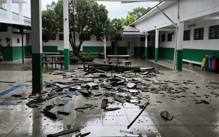 Vendaval deixa parte de escola destelhada