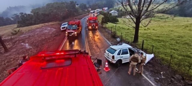 Colisão frontal entre dois carros deixa feridos na SC-161