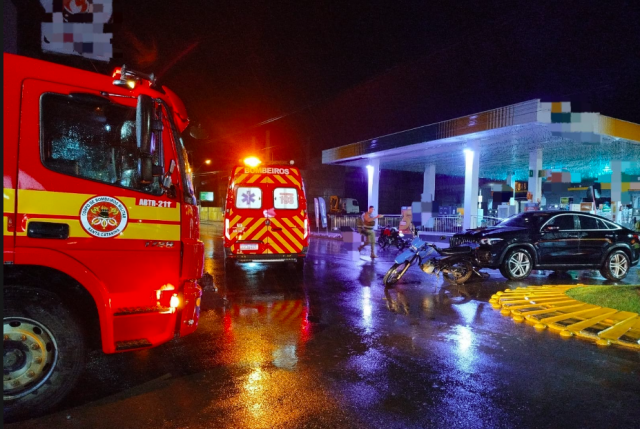 Colisão entre carro e motocicleta deixa jovem ferida