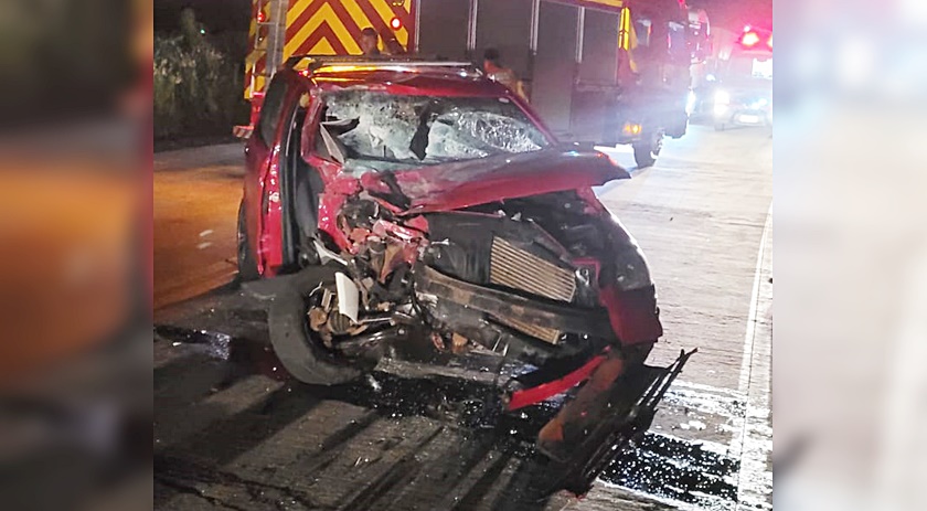 Idoso fica ferido em colisão envolvendo carro e carreta