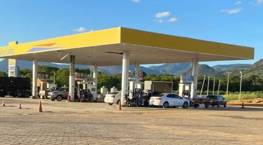Pai esquece filhas de 6 e 10 anos em posto e viaja 40 km para buscá-las