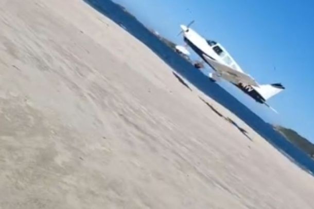 Avião faz pouso de emergência em praia de SC e assusta quem passeava