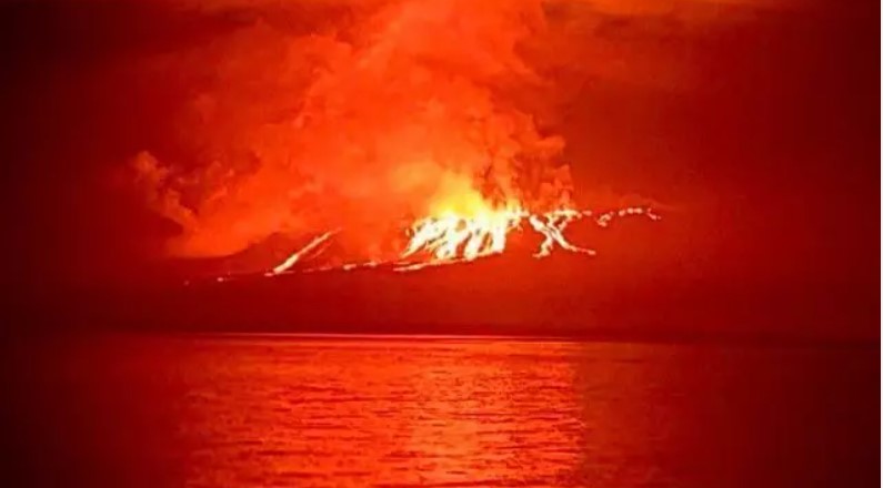 Vulcão La Cumbre entra em erupção no Equador