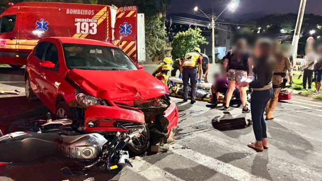 Colisão entre carro e motocicleta deixa dois feridos no centro