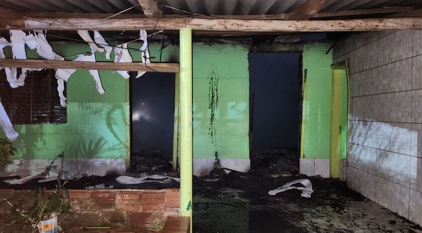 Incêndio deixa residência parcialmente destruída na Linha São Roque