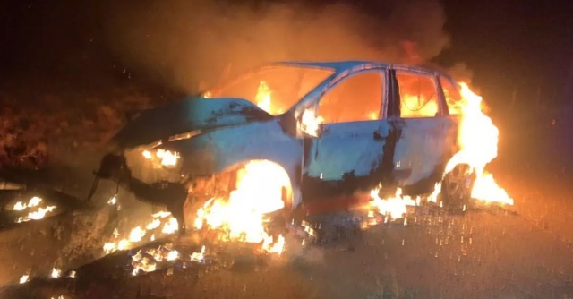 Troca de tiros acaba com carro incendiado e fuga de suspeitos