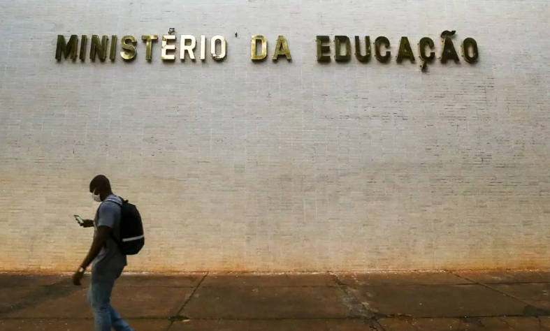 MEC libera pagamento de bolsas de estudantes do IFSC e da UFSC