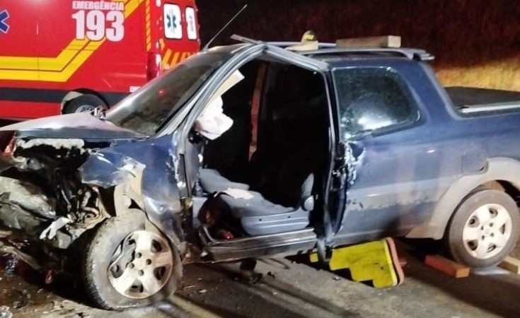 Três ficam feridos em colisão frontal entre veículos na BR-282