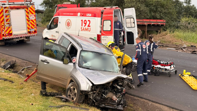 Mulher fica ferida após colisão entre carro e caminhão na BR-163