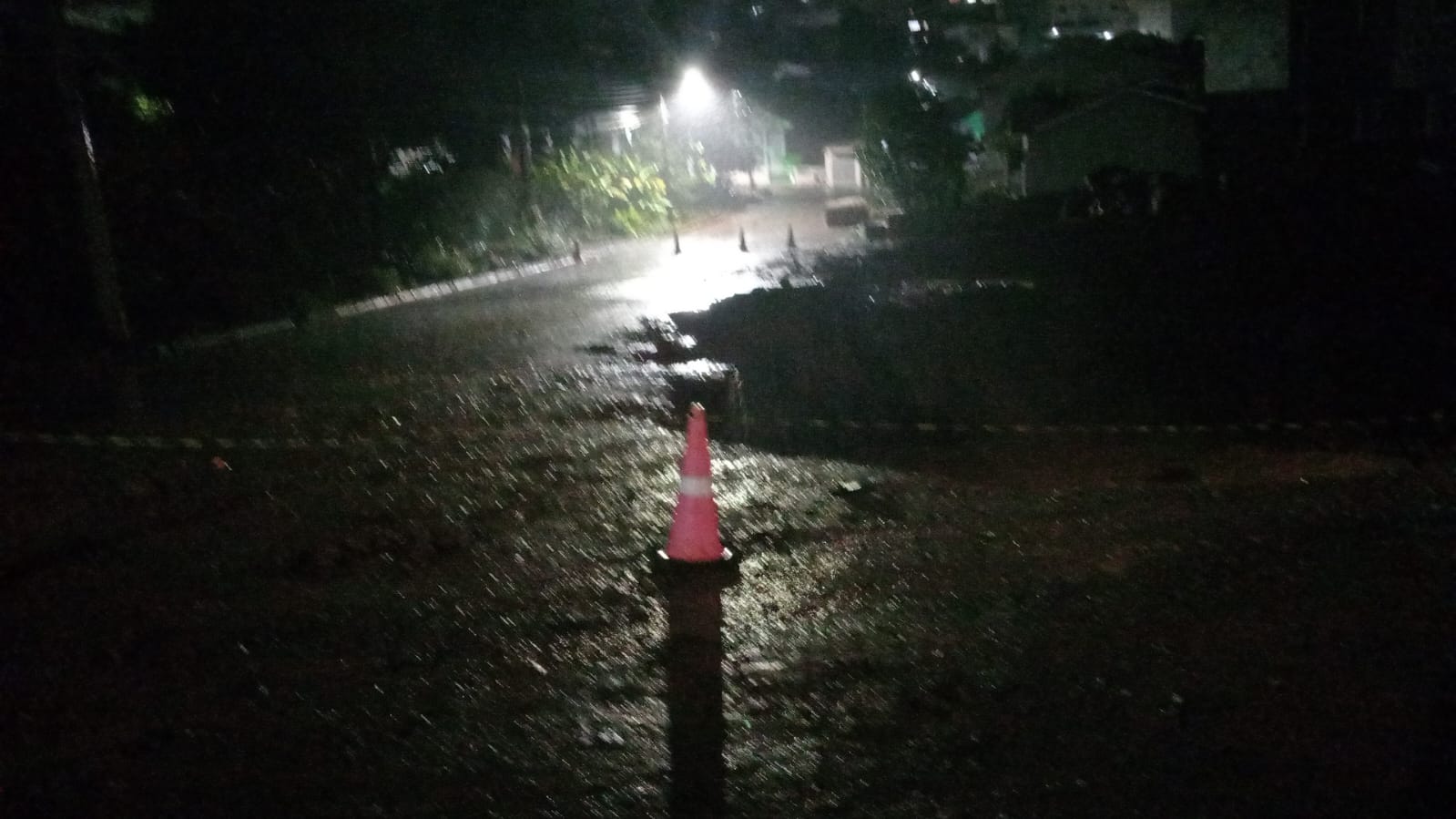 Rua é interditada após desmoronamento