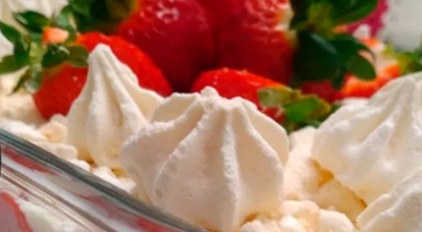 Aprenda a fazer um delicioso Pavê de Morango com leite ninho e bolacha de maizena