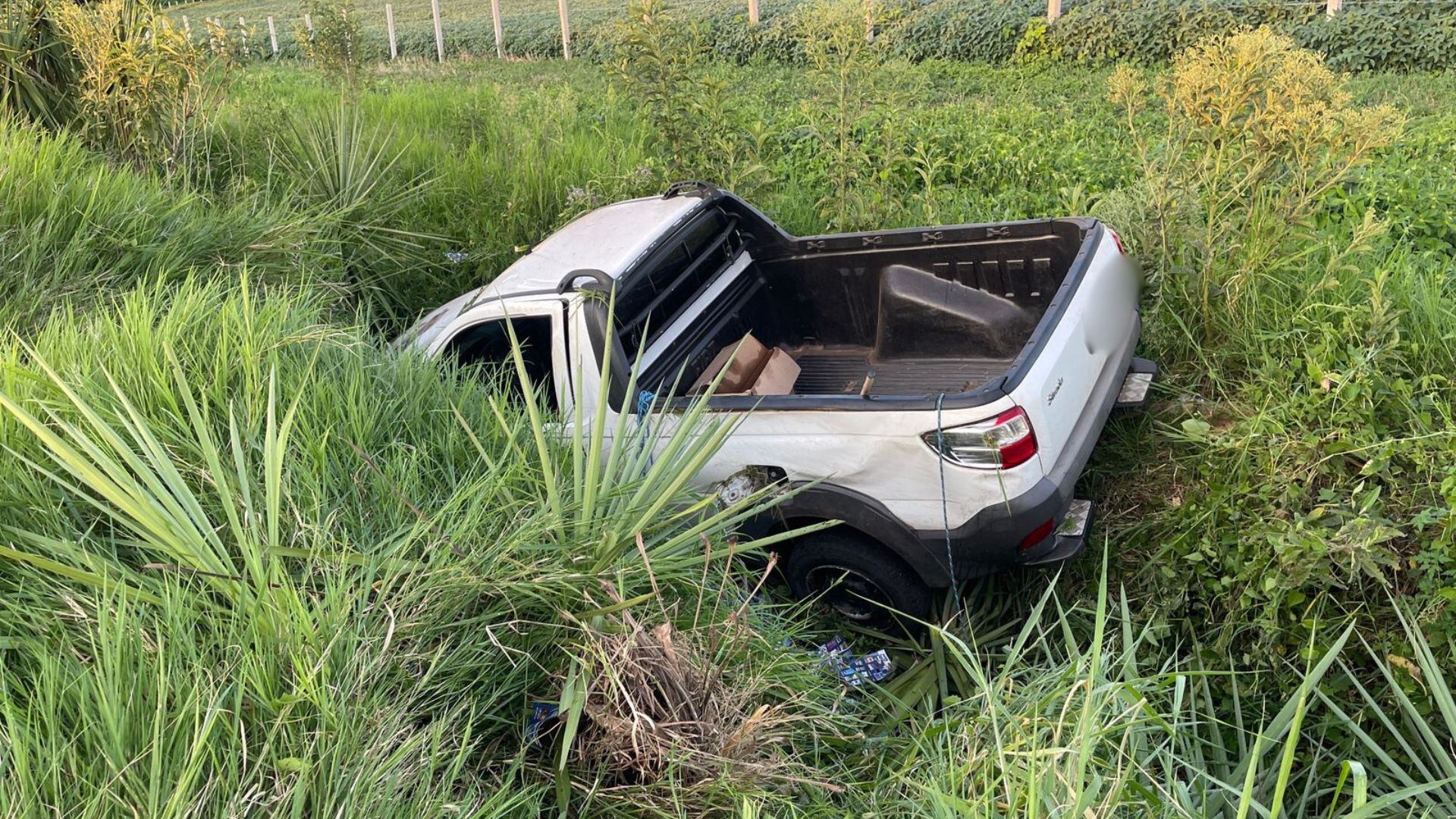 Homem fica ferido após saída de pista e capotamento na BR-163