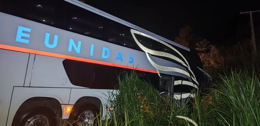 Ônibus com 49 passageiros se envolve em acidente na BR-470