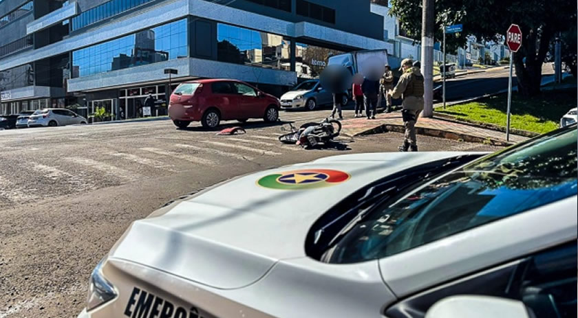 Motociclista fica ferida em colisão com carro