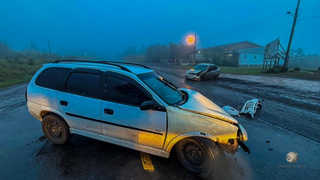 SAMU e PRF atendem colisão entre dois carros na BR-163