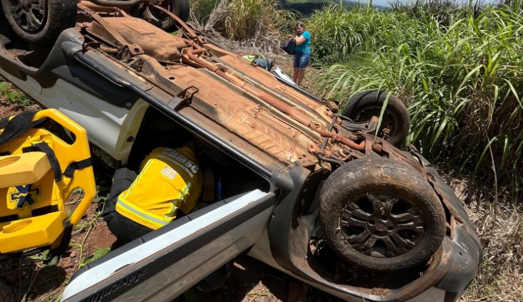 Idoso fica ferido ao capotar automóvel no Oeste