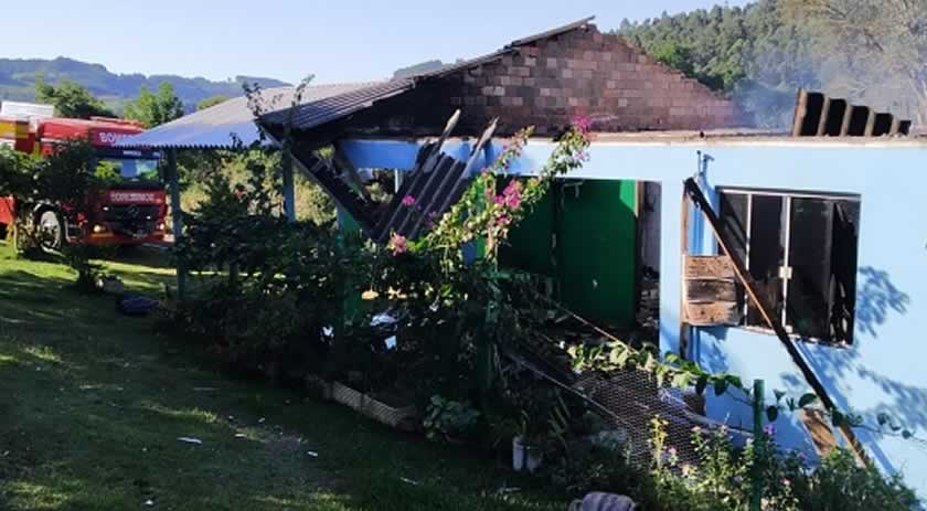 Incêndio destrói residência no interior