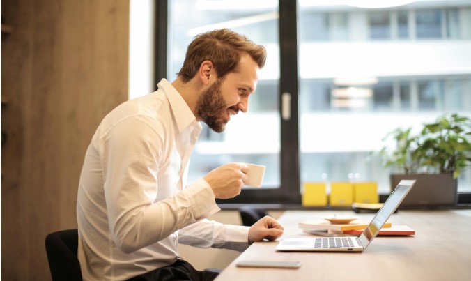 Passar muito tempo sentado pode aumentar o risco cardíaco