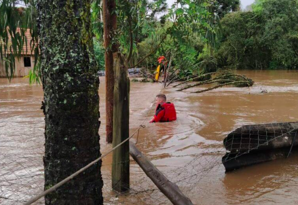 Chuvas em SC afetam 60 cidades, causam morte e mais de 400 ocorrências