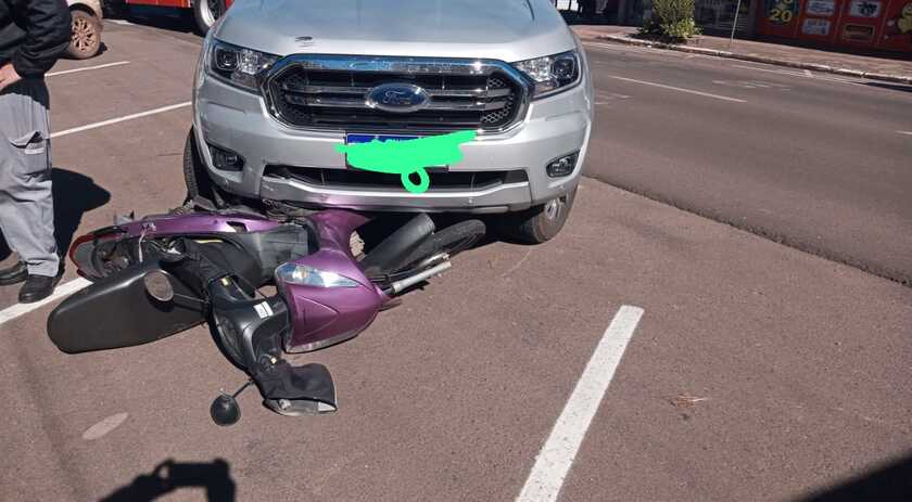 Idoso fica ferido em colisão no centro