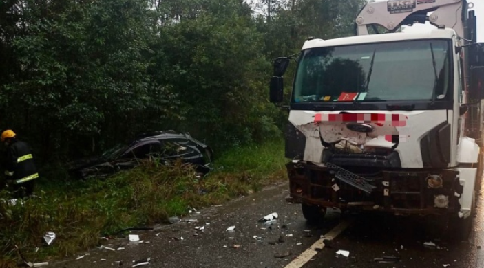 Motorista morre ao ser ejetado de veículo em colisão contra caminhão na BR-282