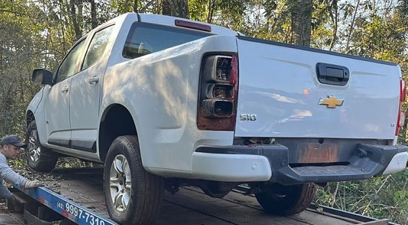 Polícia recupera caminhonete furtada que estava sendo desmanchada