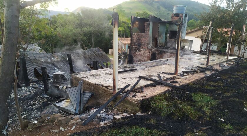 Residência é completamente consumida por incêndio