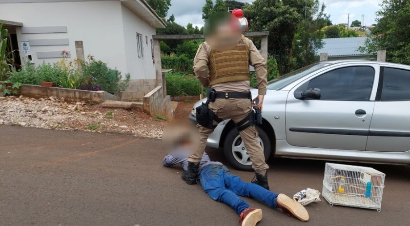 Armado com faca, homem é preso em flagrante após furtar residência