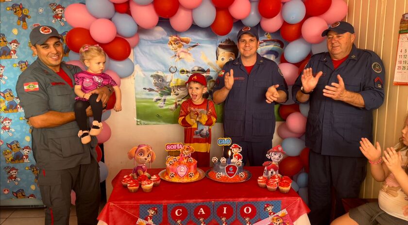 Corpo de Bombeiros faz surpresa em festa de aniversário de admirador