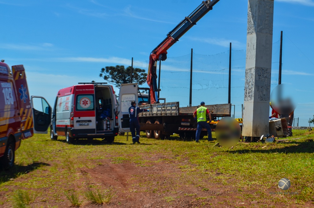Trabalhadores sofrem ferimentos graves após gaiola de guindaste quebrar e cair de 8 metros