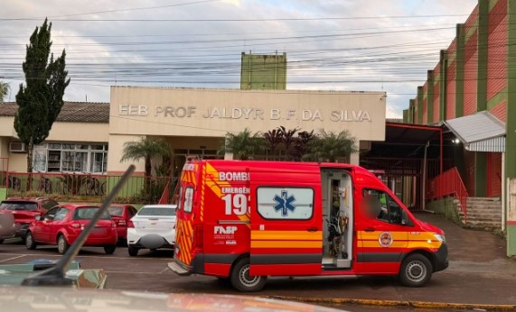 Mulher sofre queimaduras após válvula de panela de pressão se romper em escola